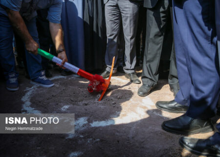 با حضور رییس سازمان نوسازی مدارس کشور:
                                کلنگ احداث مدرسه ۶ کلاسه استثنایی قشم به زمین زده شد