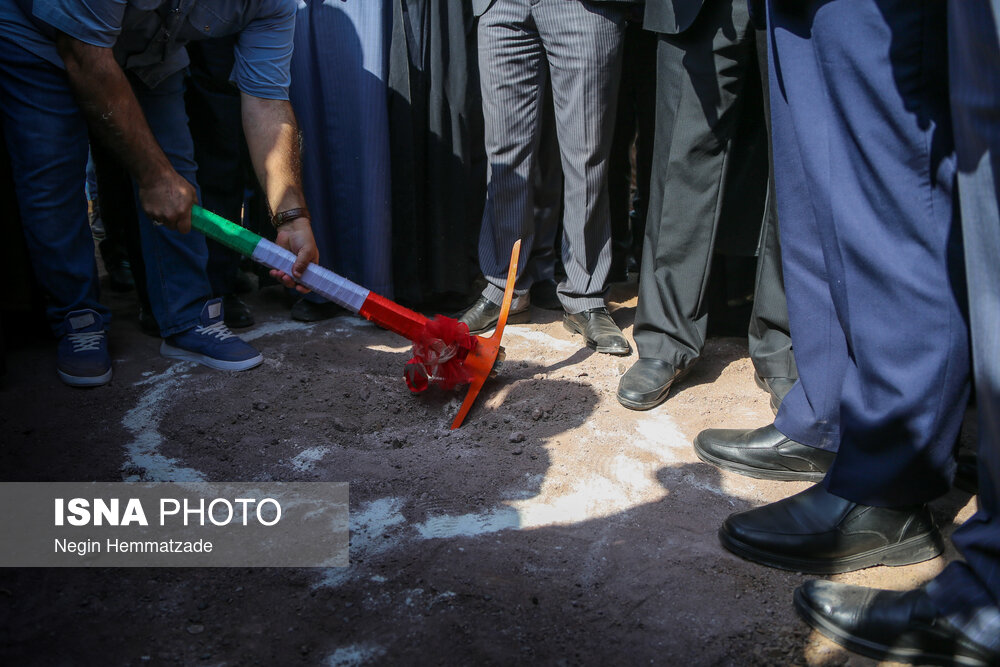 با حضور رییس سازمان نوسازی مدارس کشور:
                                کلنگ احداث مدرسه ۶ کلاسه استثنایی قشم به زمین زده شد