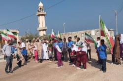 حضور پرشور دانش آموزان جزیره هندورابی در راهپیمایی ۱۳ آبان